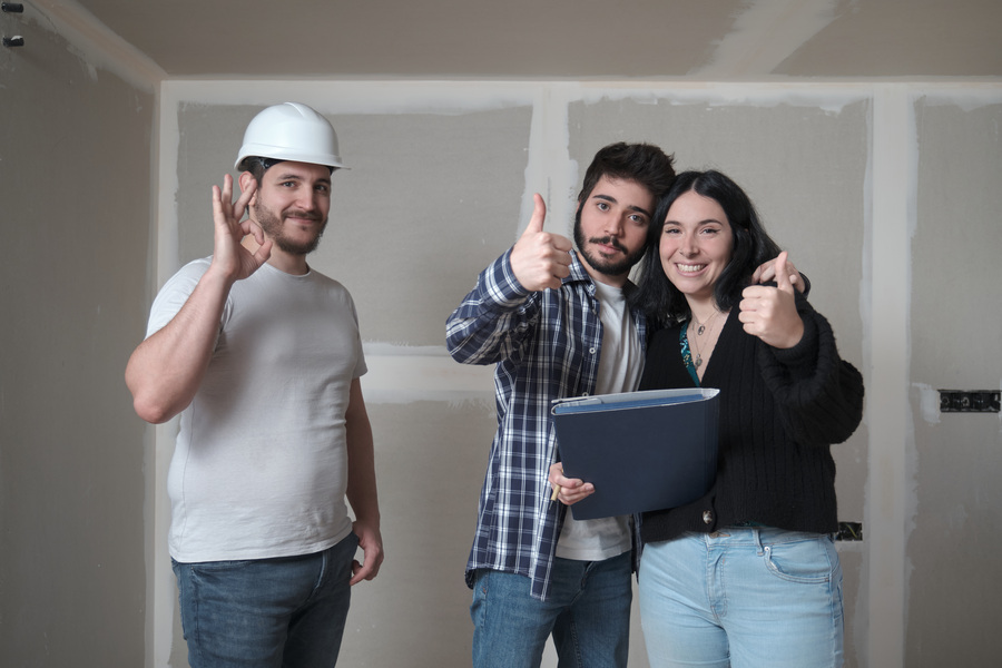 Un couple qui se fait accompagné par un professionnel pour la régularisation d'une construction ancienne sans permis