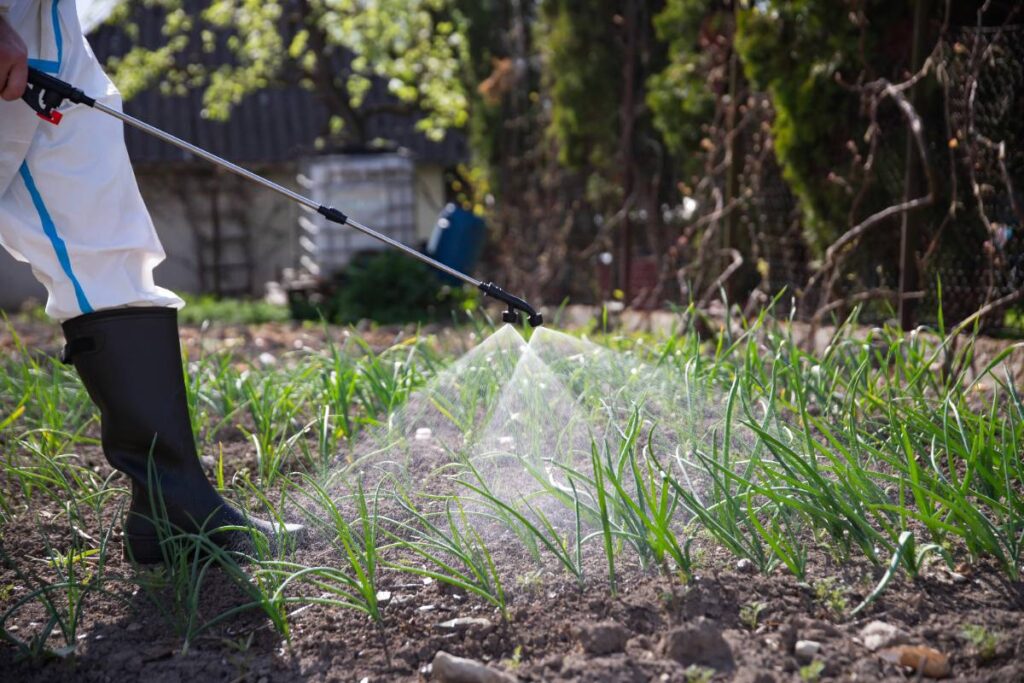 Un agriculteur pulvérisant son terrain agricole
