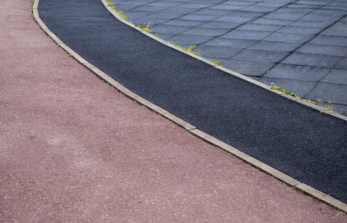 Une allée réalisée avec du fraisant d'enrobé