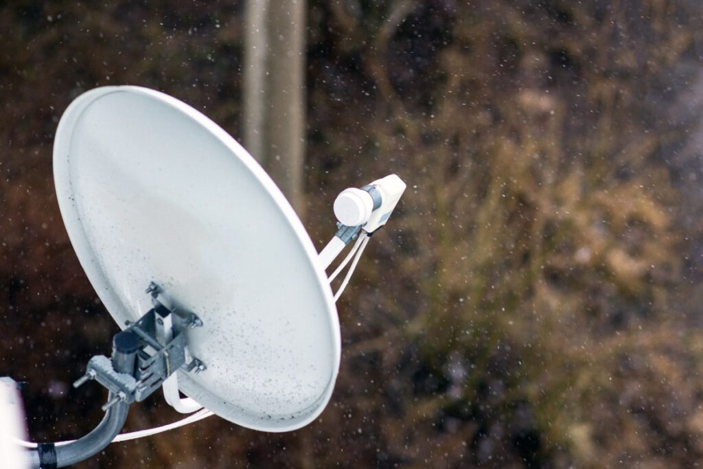 Une antenne parabolique qui capte le signal à l'extérieur