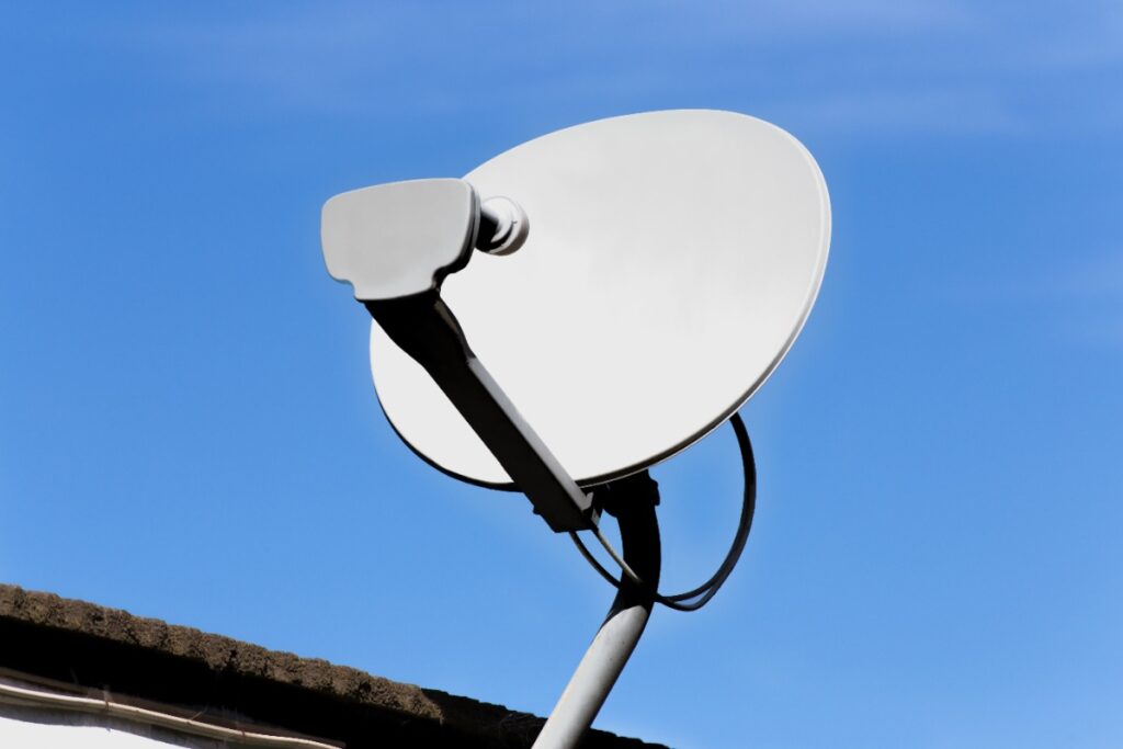 Une antenne parabolique installée sur le toit
