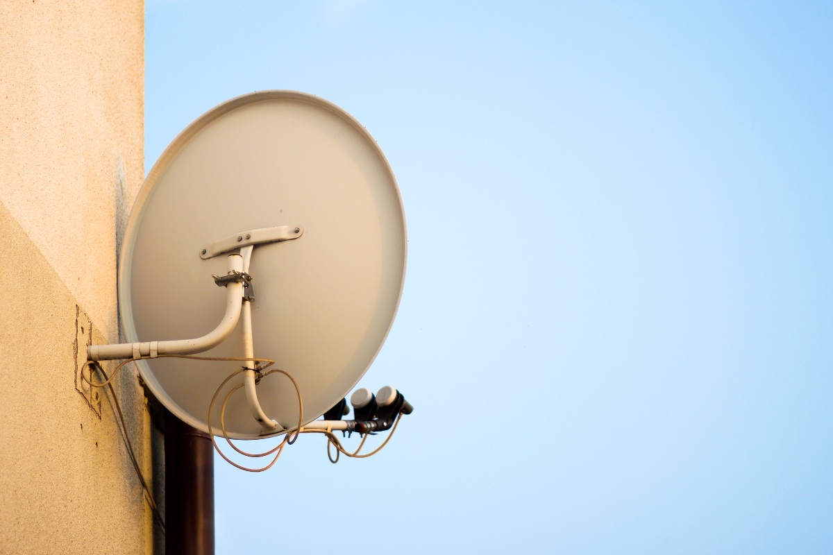 Une antenne parabolique TV sur le mur