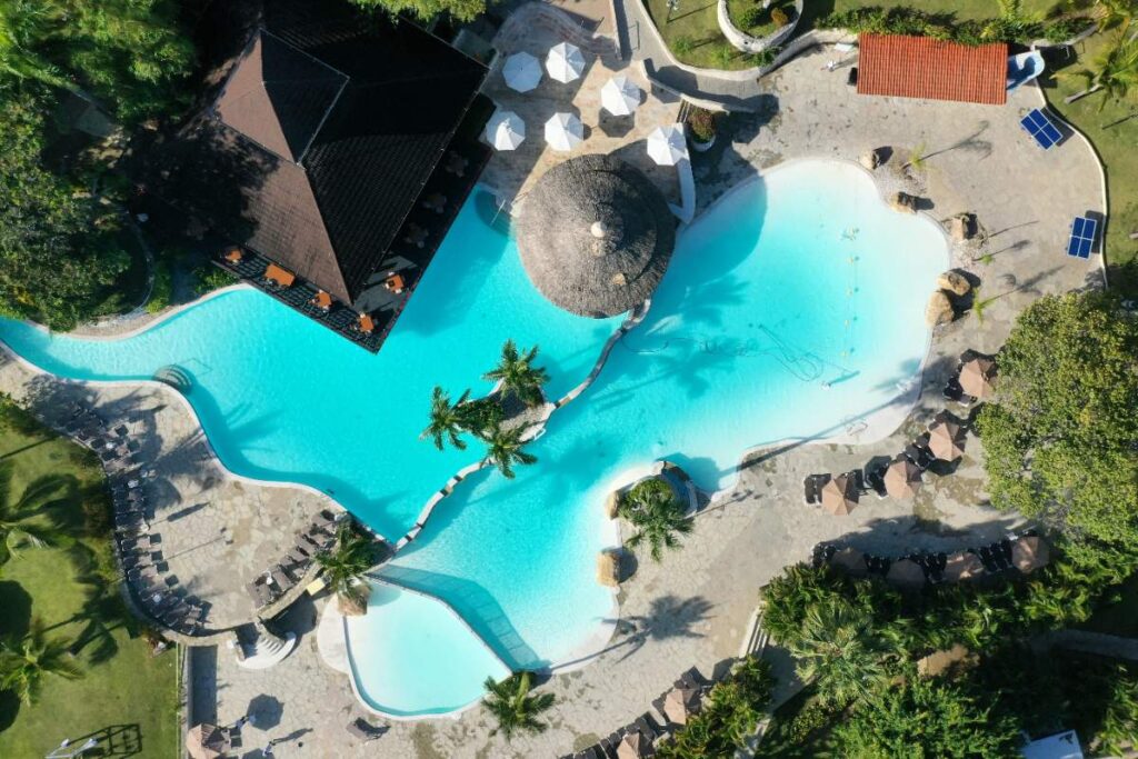 Une belle piscine lagon située dans un endroit calme