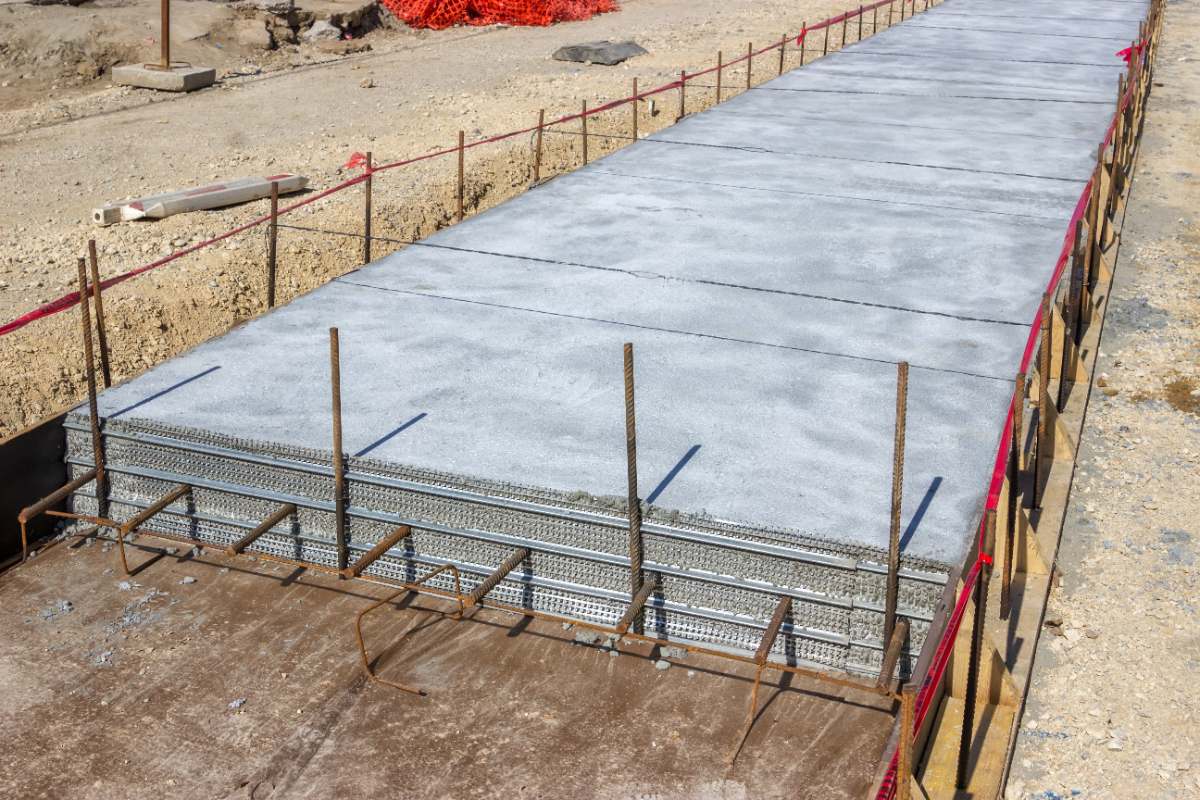 Dalle en béton et armature sur un chantier