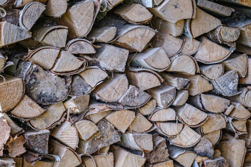 Bois de chauffage empilé 
