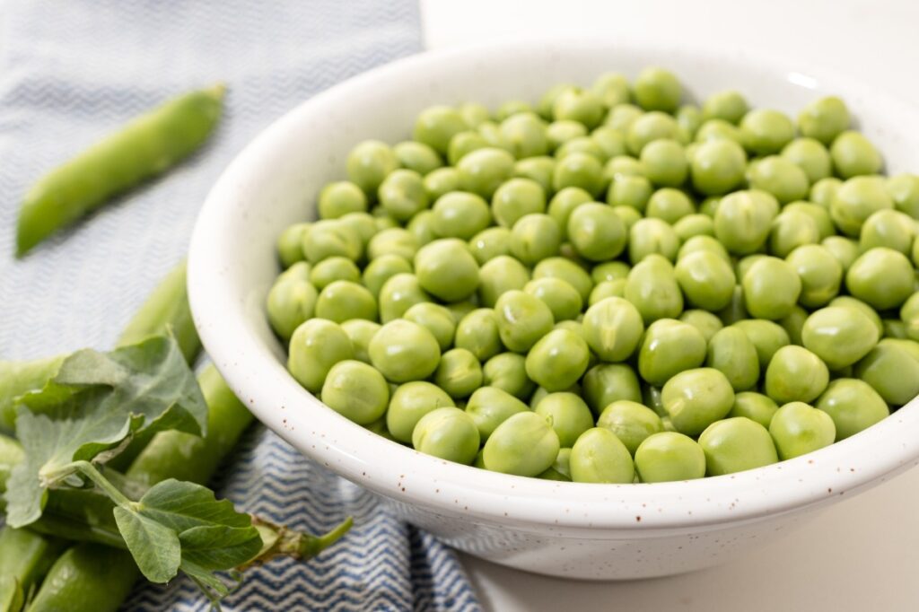 Un bol de petit pois sur la table