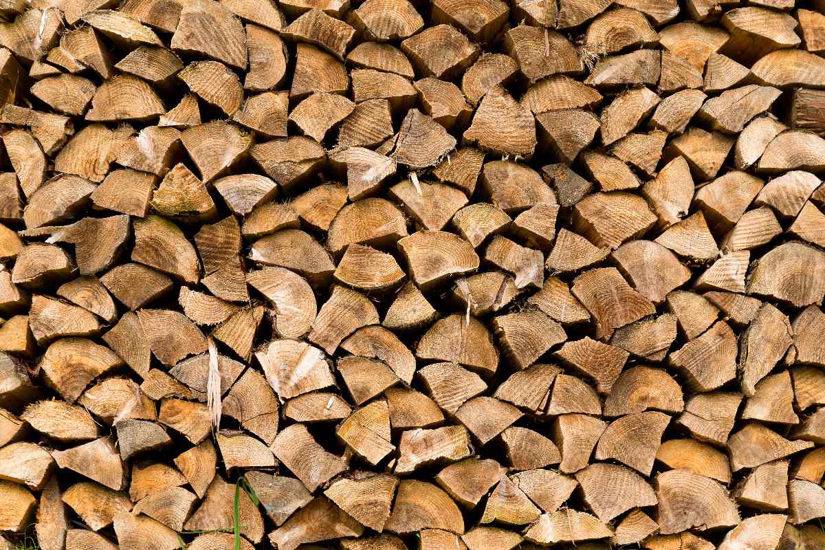 Bûches de bois de chauffage soigneusement empilé