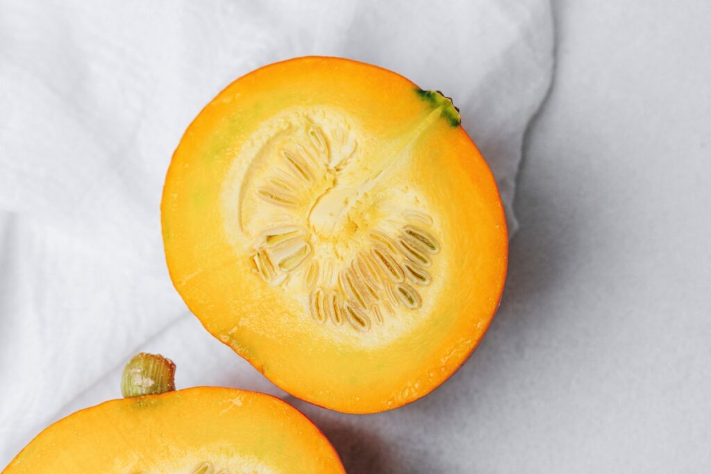 Une courgette coupée en deux sur la table