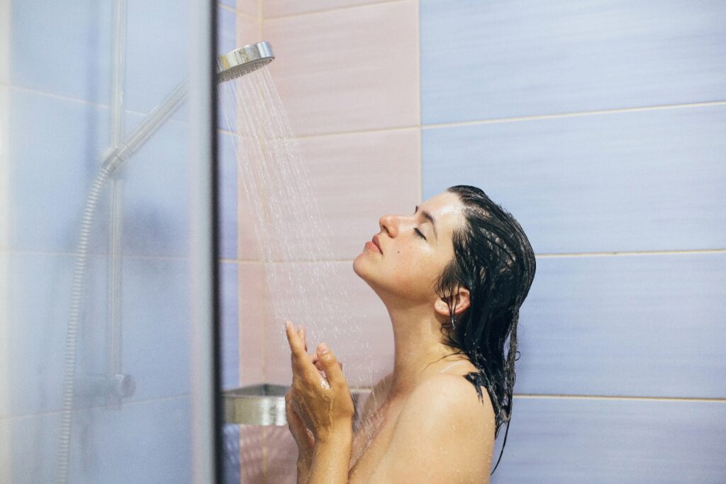 Une femme appréciant une douche