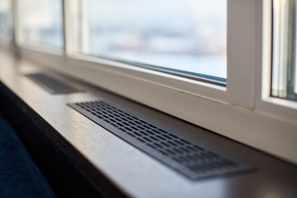 Une fenêtre moderne avec une grille de ventilation