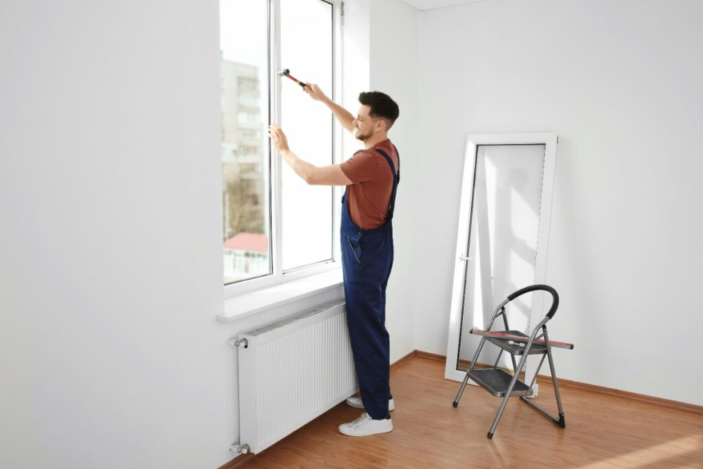 Un homme qui répare une fenêtre