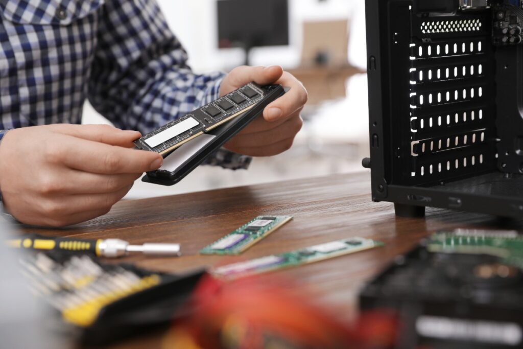 Un homme qui répare une télécommande