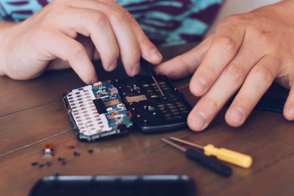 Mains réparant une télécommande