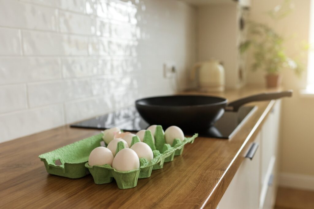 Des oeufs blancs sur un plateau d'oeufs