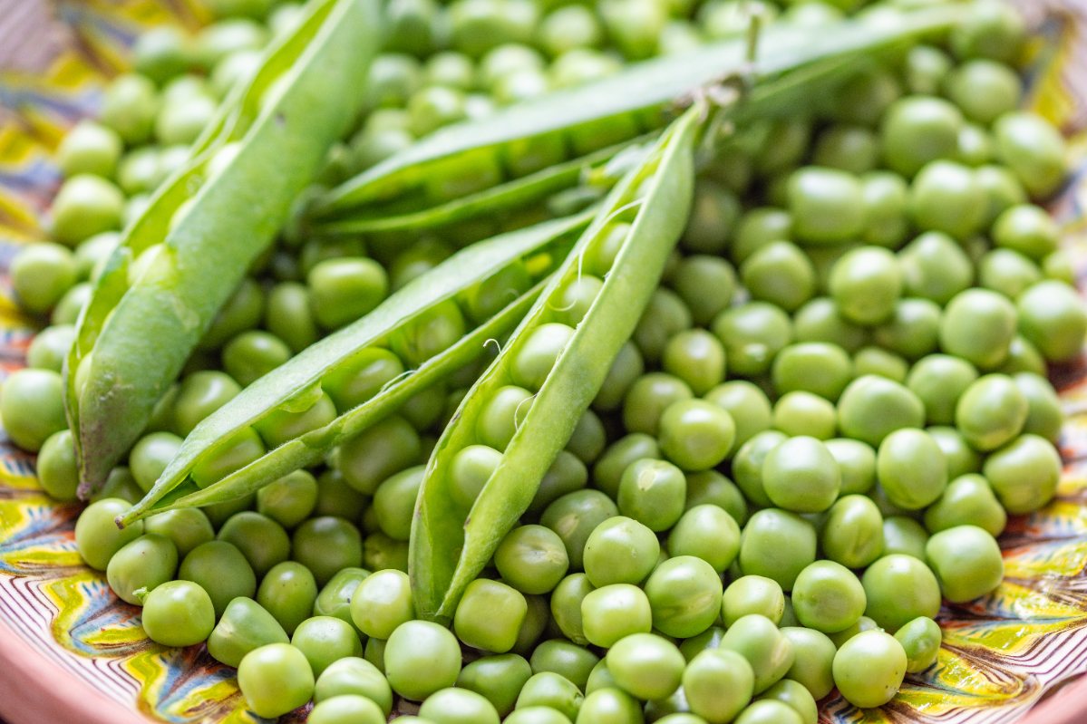 Des petits pois frais sur la table