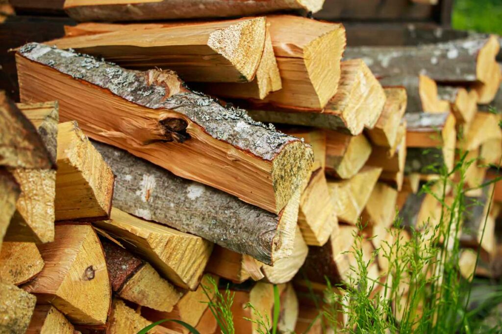 Pile de bois de chauffage haché dans le jardin