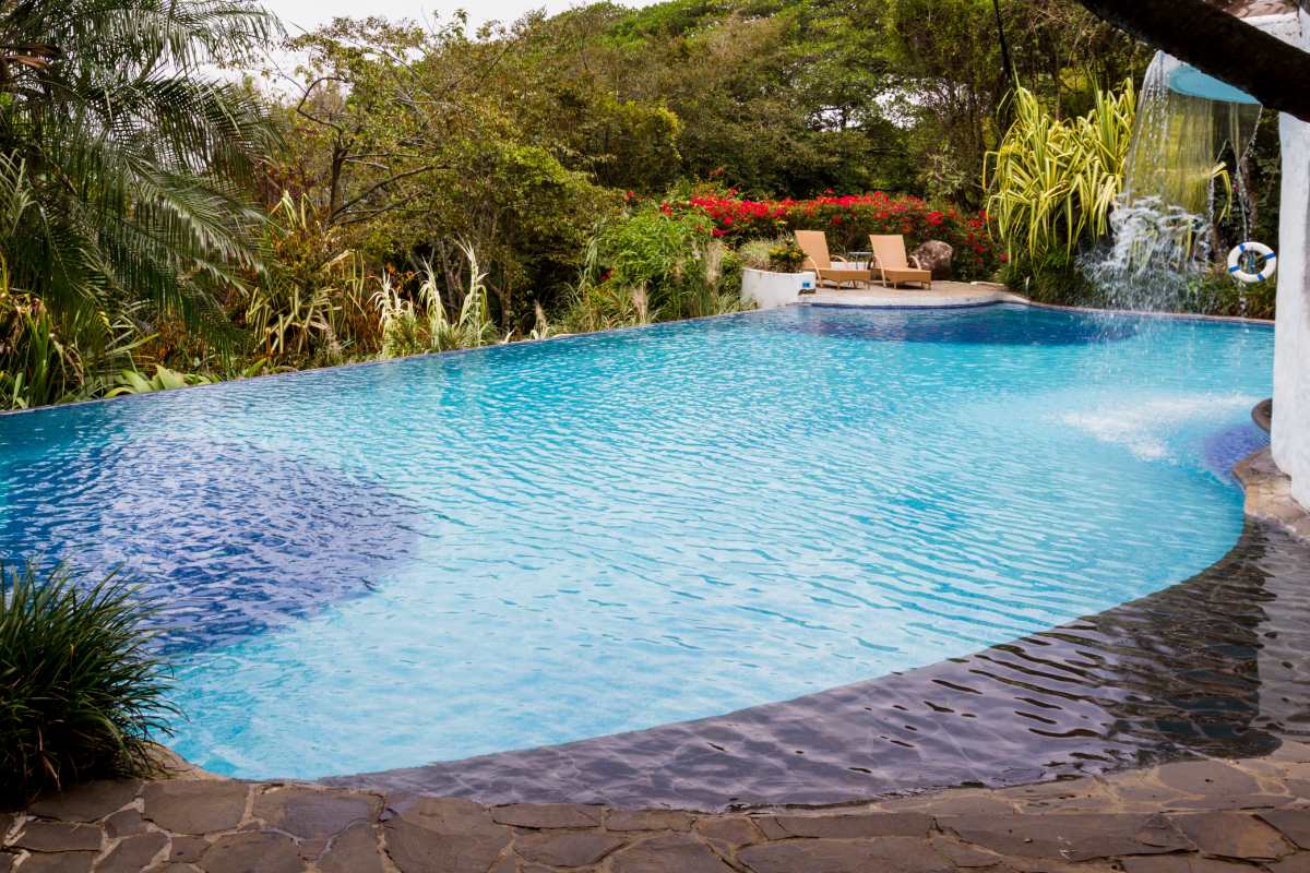 Une piscine lagon relaxante