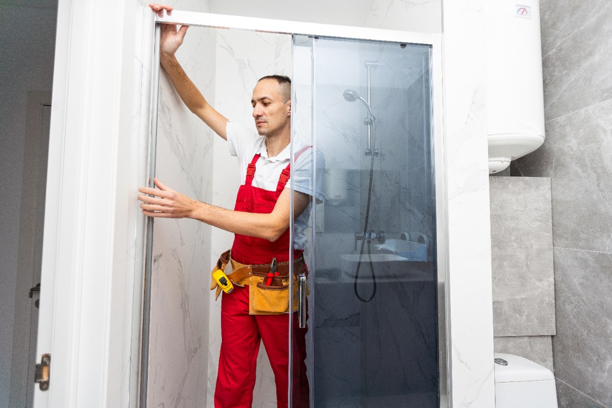Un professionnel qui travaille pour une rénovation de salle de bain