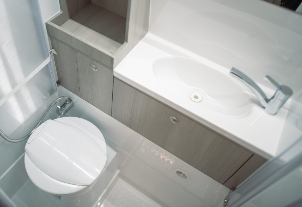 Une salle de bain propre avec une toilette