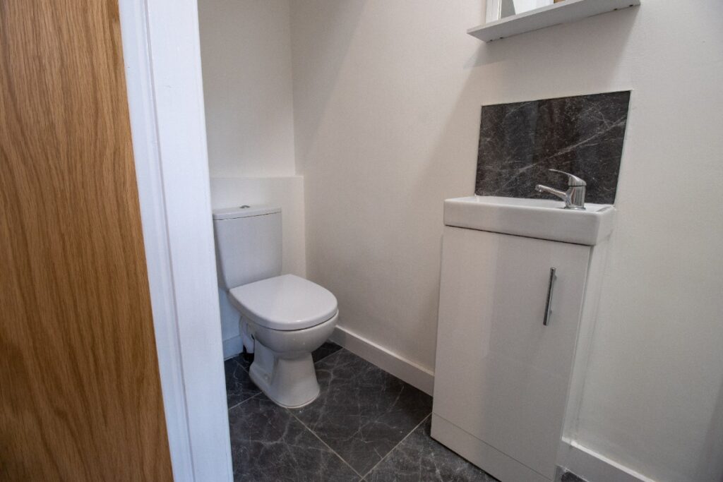 Une toilette avec un lavabo intégré