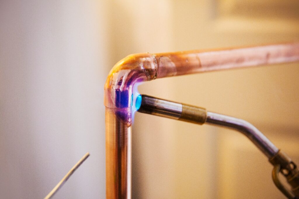 Un tuyau en cuivre soudé au chalumeau