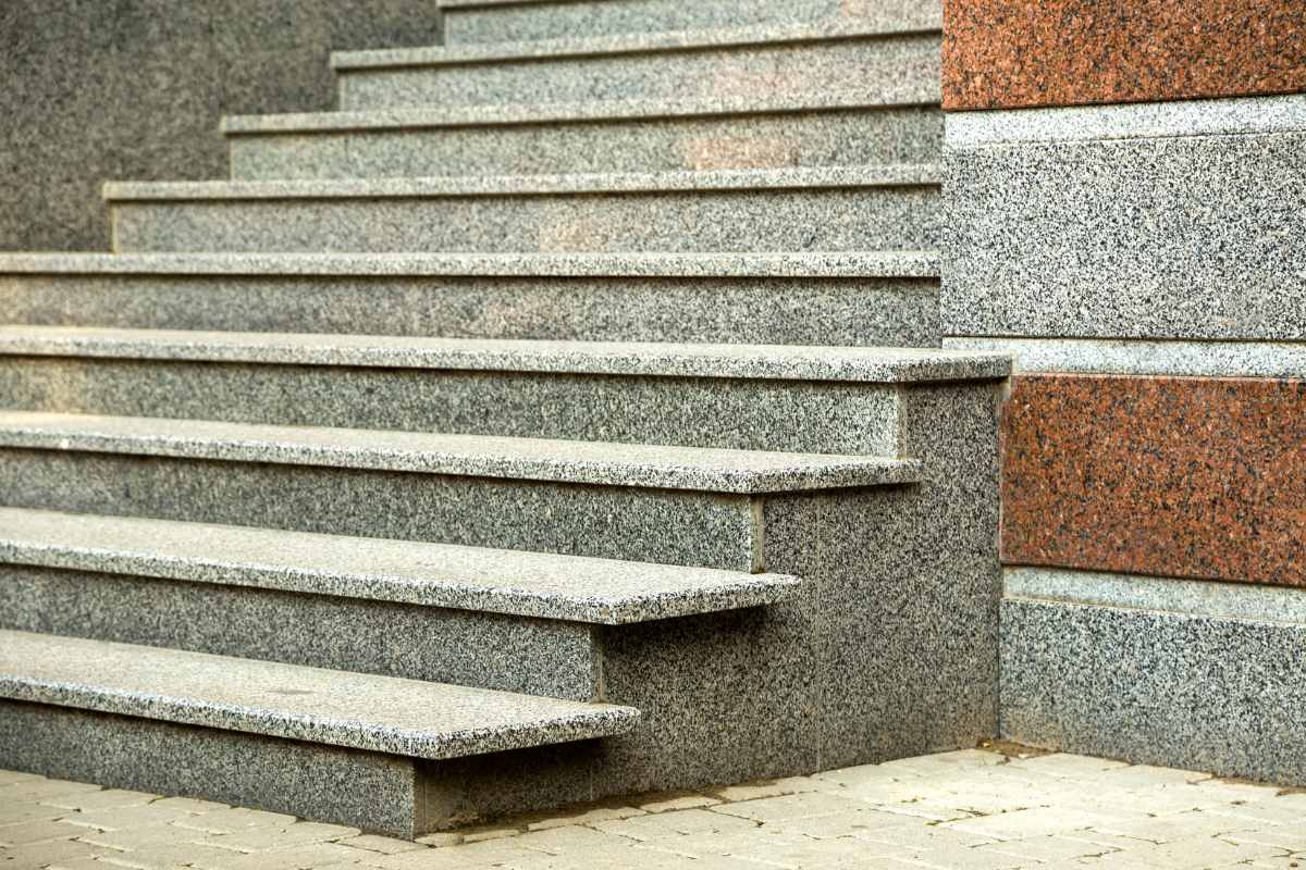 Un escalier en pierre architectural