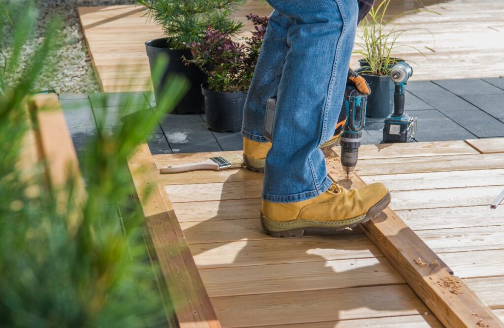 Un homme construisant une terrasse en bois