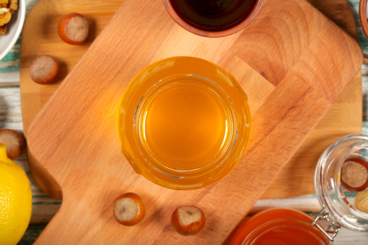 Huile de tang sur une table en bois