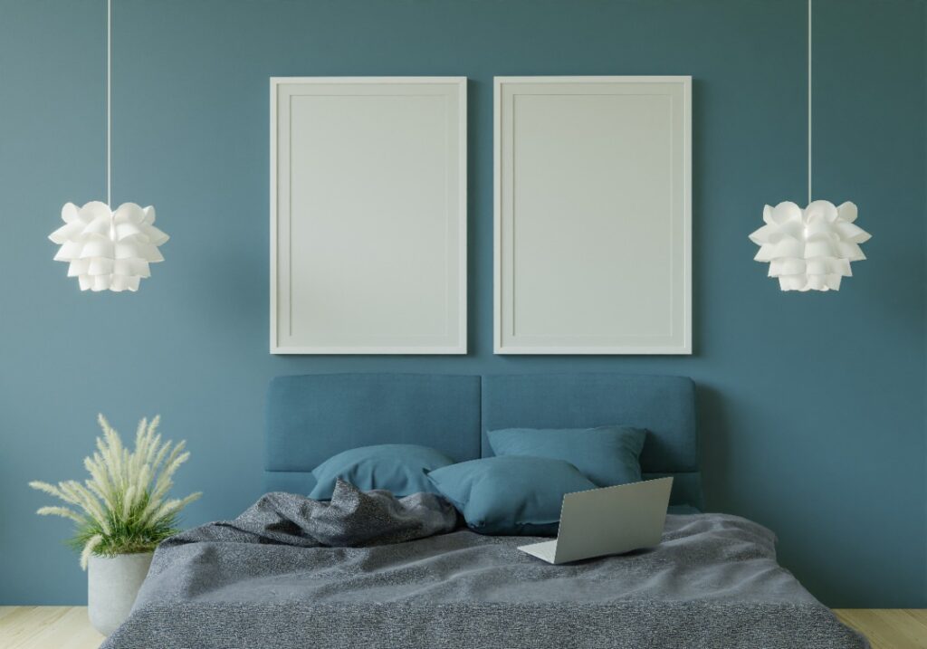 Intérieur de chambre bleu avec des lampes de lit