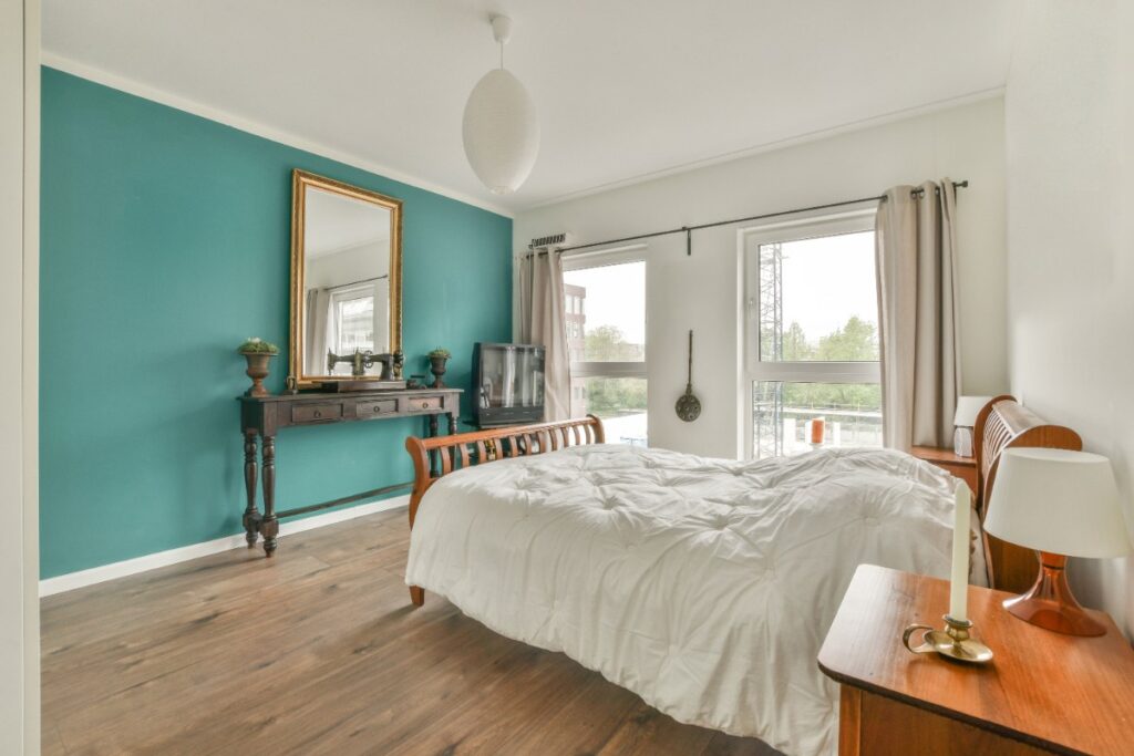 Un lit installé dans une chambre confortable