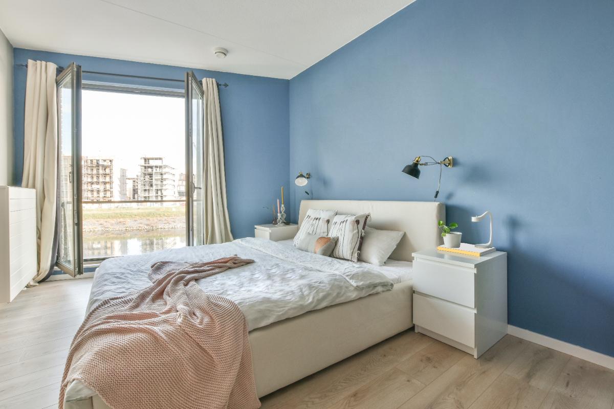 Un lit dans une chambre avec des murs bleus