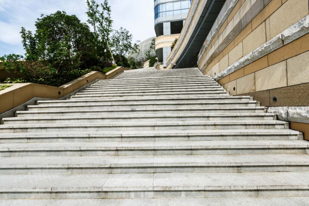 Un long escalier extérieur en pierre