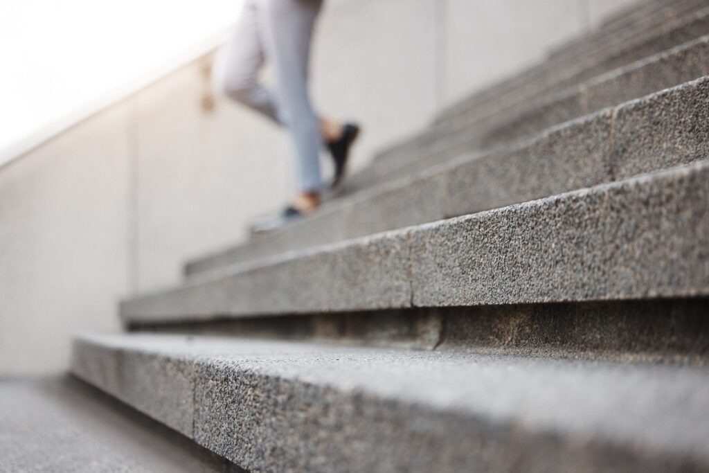 Une personne qui descend d'un escalier en pierre