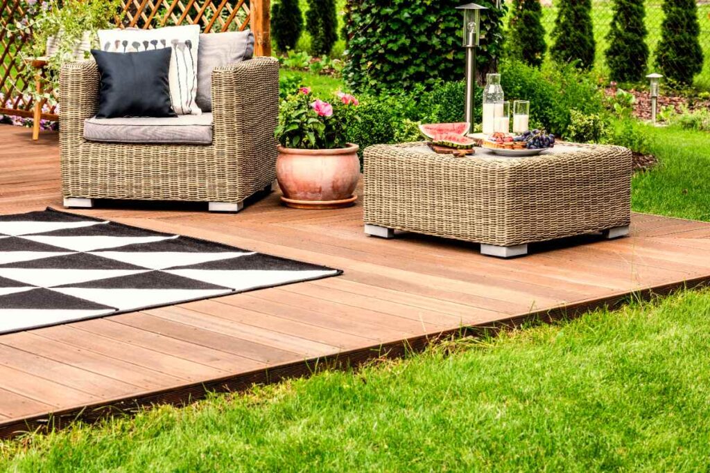 Une terrasse en bois avec des meubles de jardin