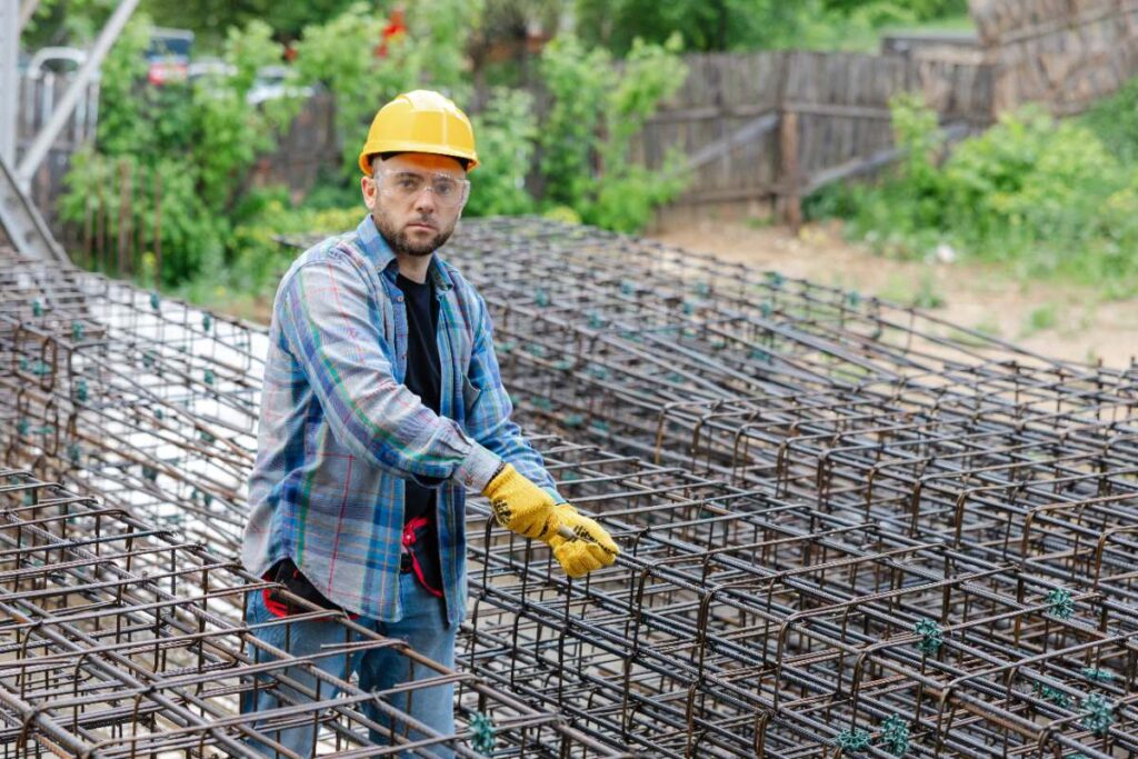 Un homme portant un casque de protection et verifiant les treillis