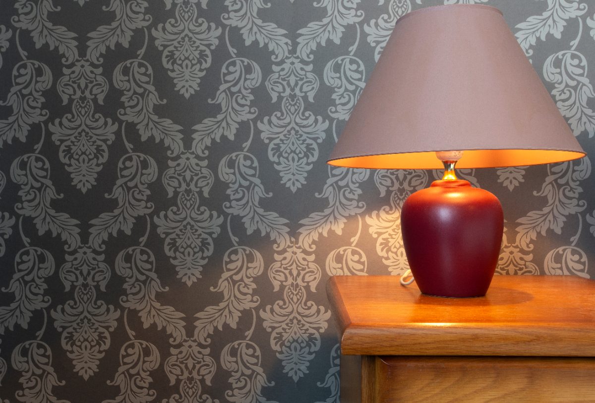 Une lampe avec un abat-jour sur une table en bois