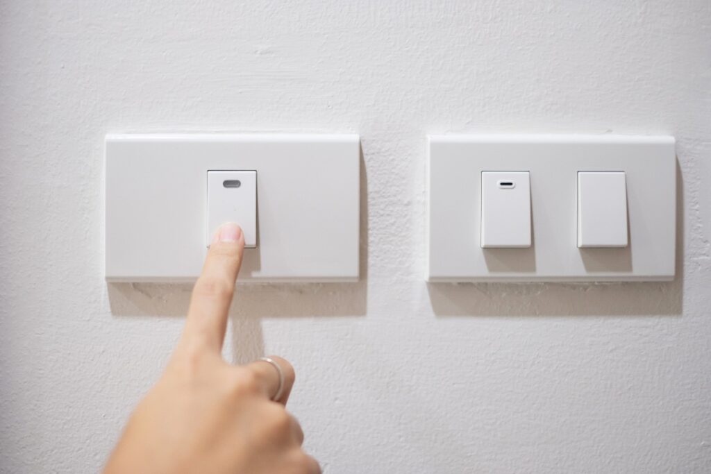 Main appuyant sur un interrupteur