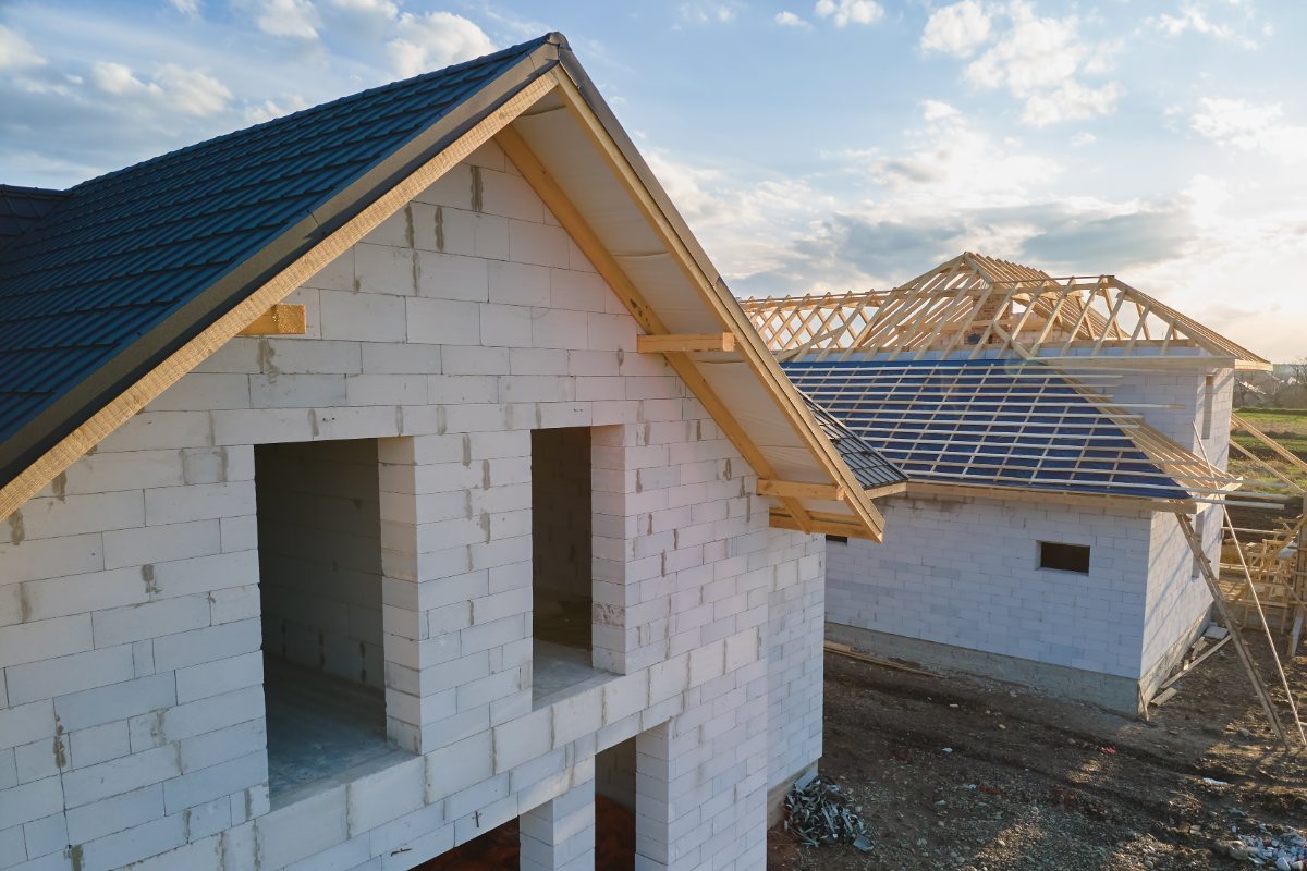 Une maison construite avec des parpaings