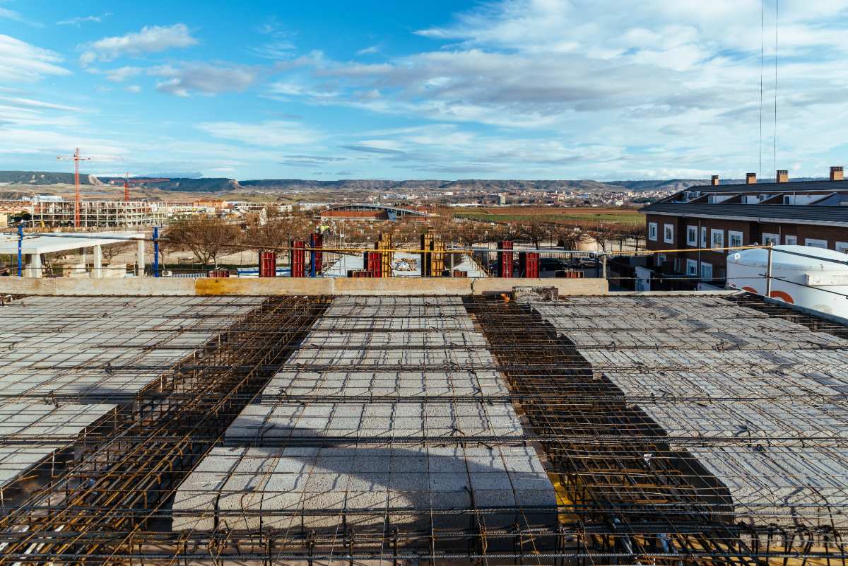 Des treillis sur une dalle en construction