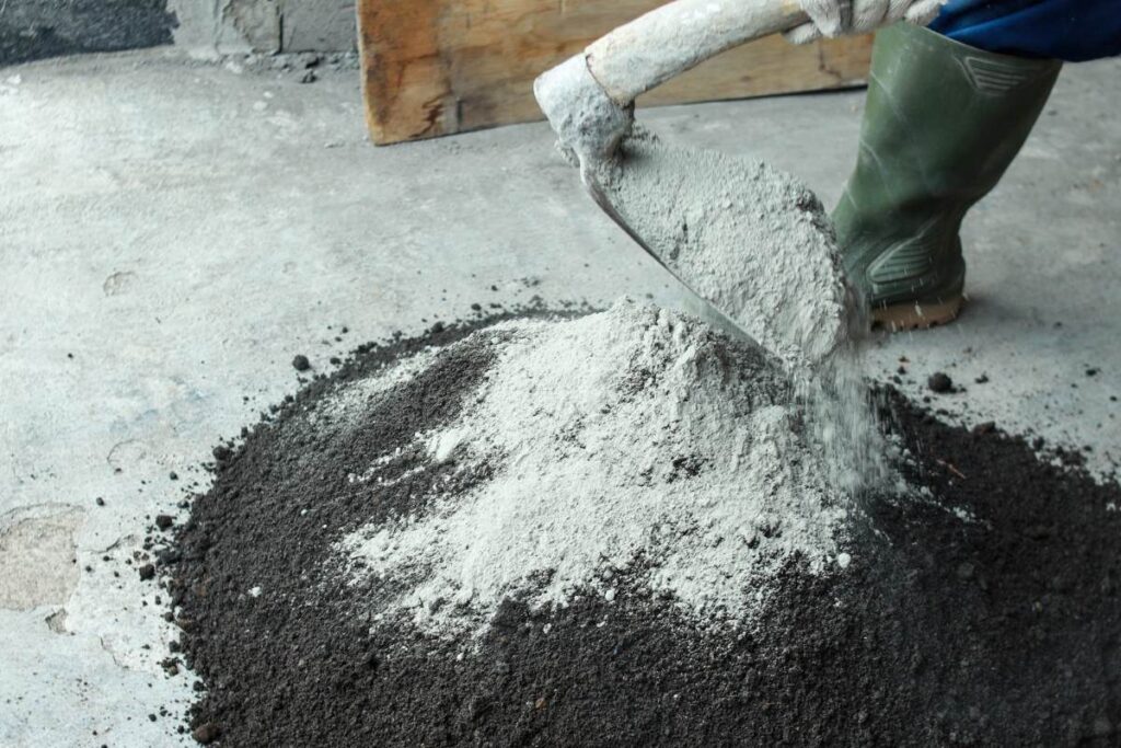 Un ouvrier mélangeant du ciment et du sable sur un chantier